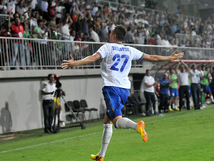 Az sport tv. Игрок сборной Азербайджана Руфат Дадашов. Дадашов футболкой Азербайджан.