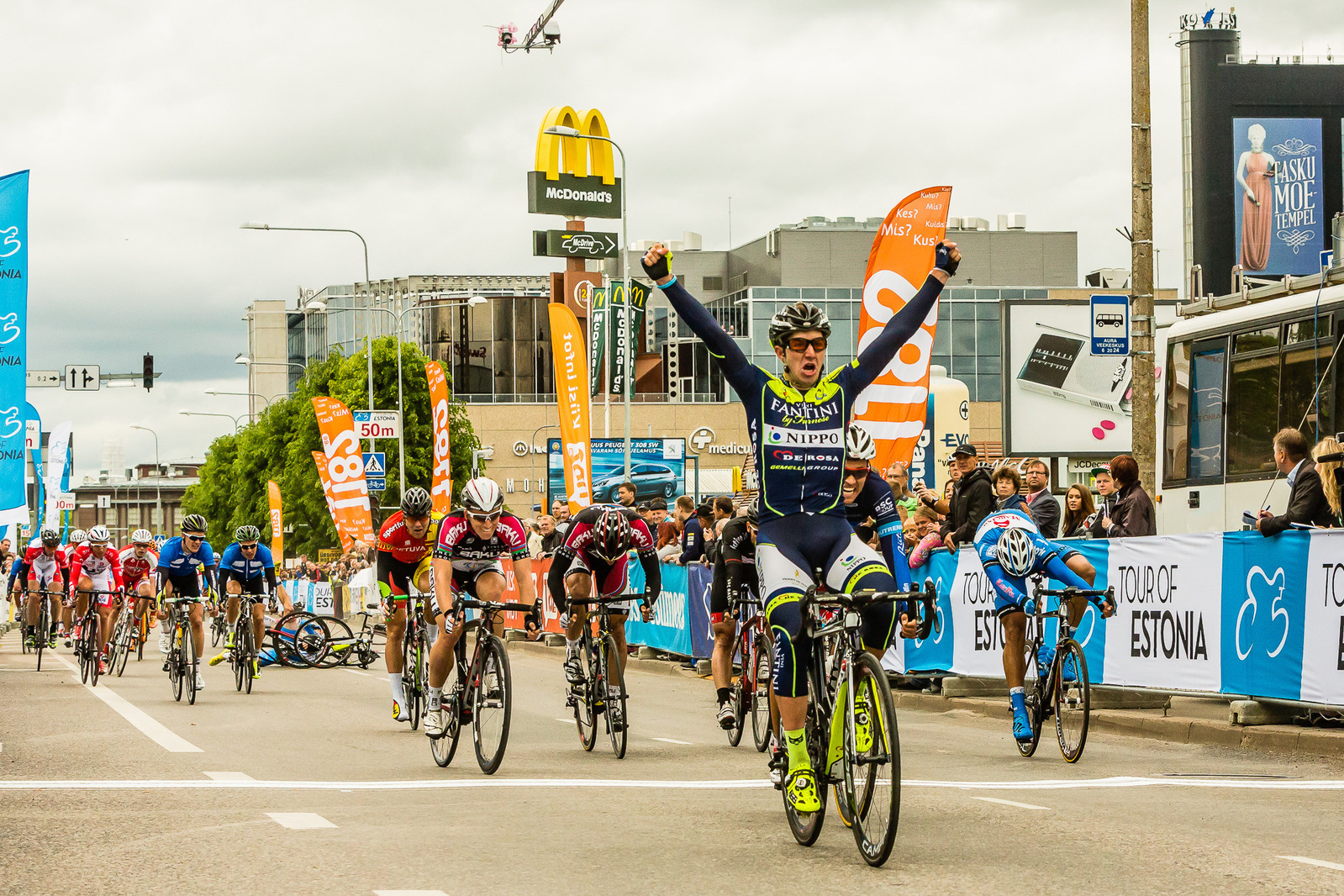 Спортсмены румынии. Велосипедисты в Эстонии дороги. Президент Эстонии фотография велогонка. Seb Tartu GP.