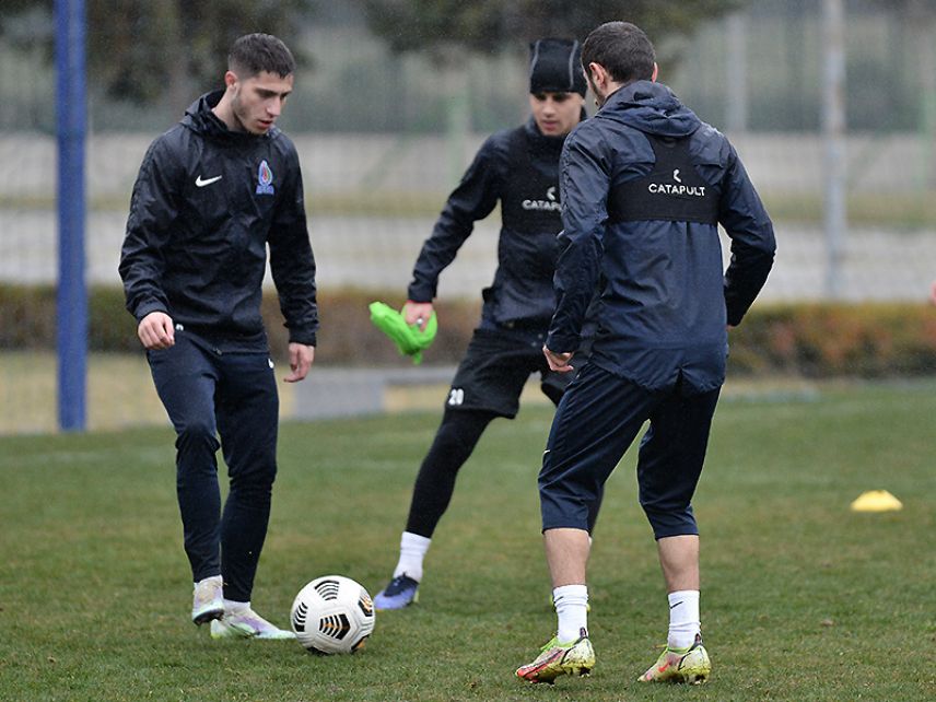 Азери спорт. Спортивная форма Азербайджан. Merakes Futbol komandasinin qapicisi.