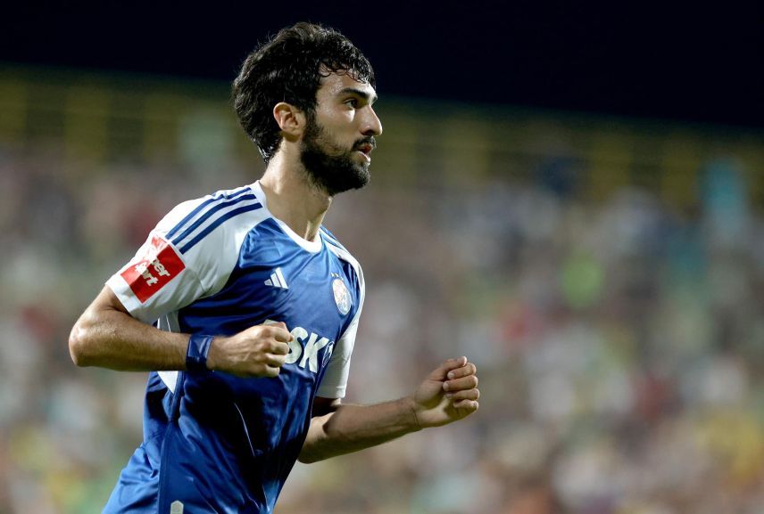 Махир азербайджан. Азербайджанский футболист из ютуба. Шувеляны махир. Футболист сборной азербайджана один фото. Махир эмрели.